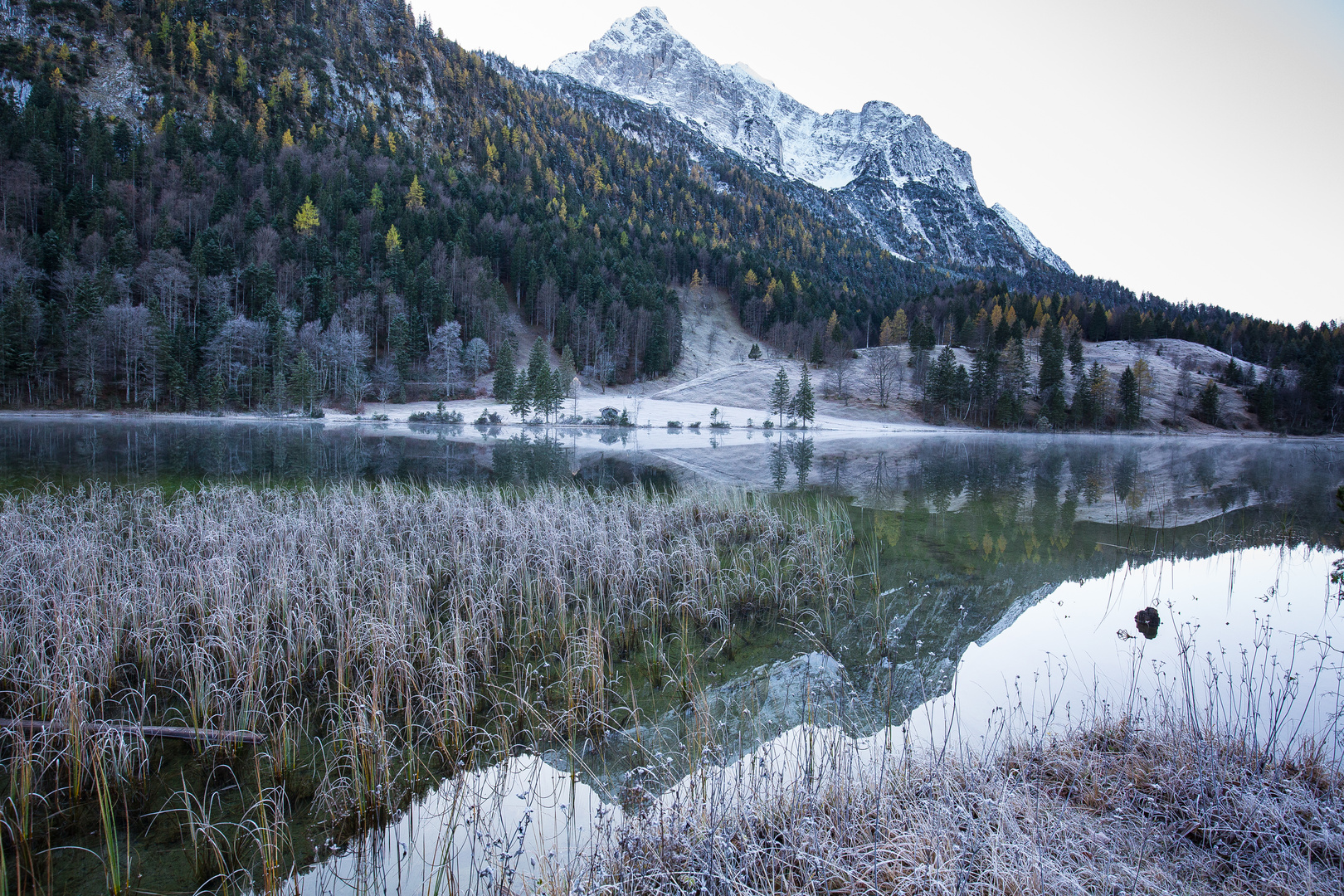 Die Wettersteinspitze über dem Ferchensee