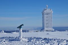 Die Wetterwarte auf dem Brocken bei herrlichstem Winterwetter