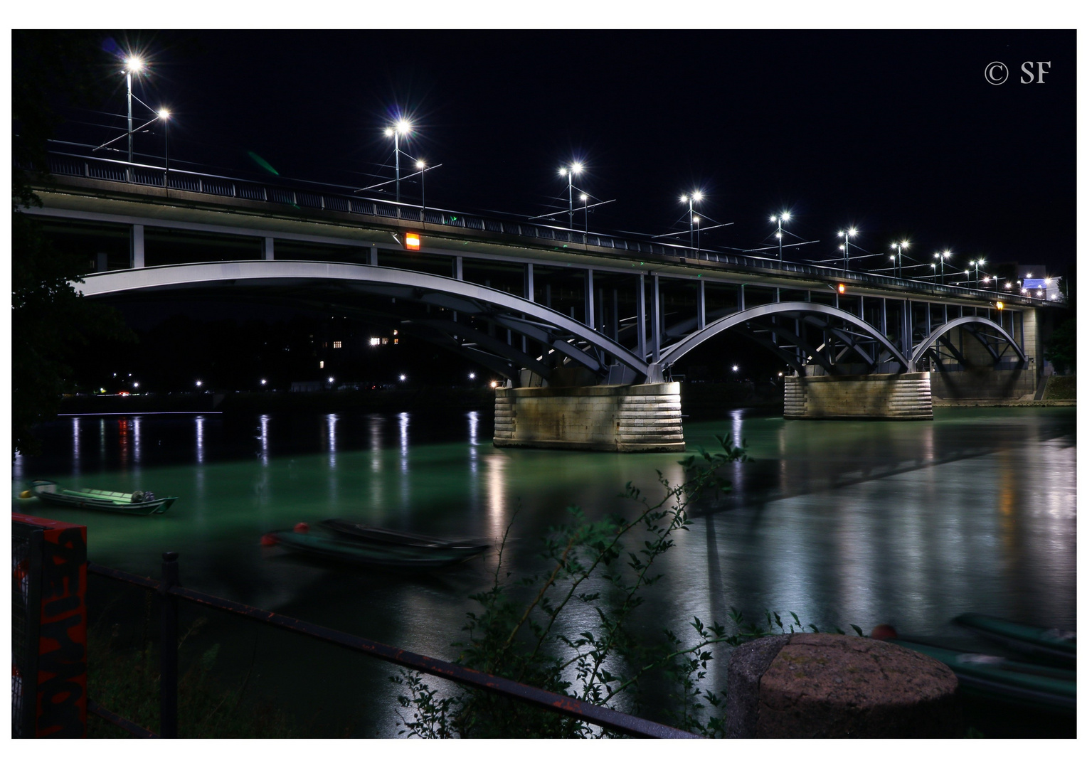 Die Wettsteinbrücke bei night