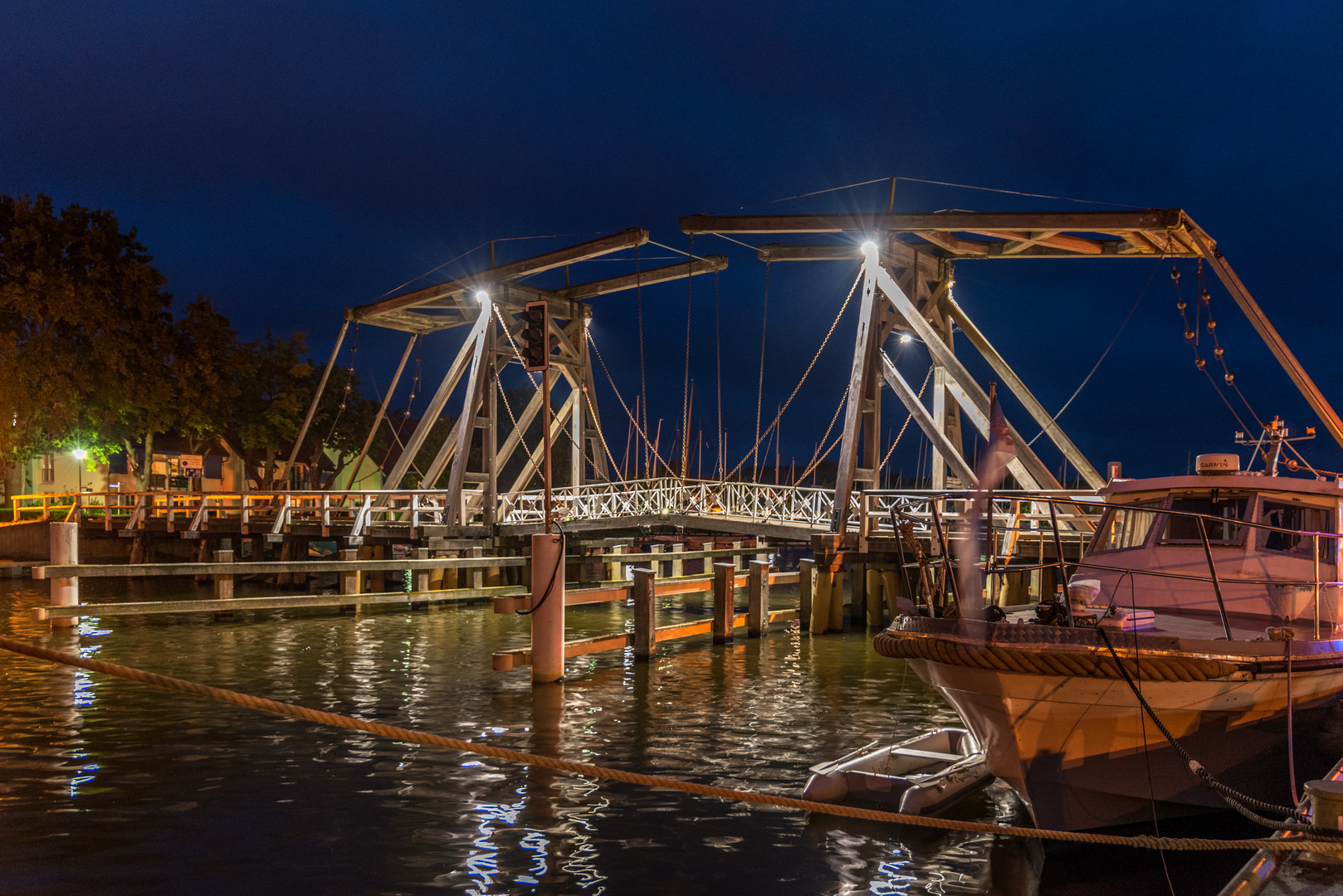Die Wiecker Holzklappbrücke bei Nacht