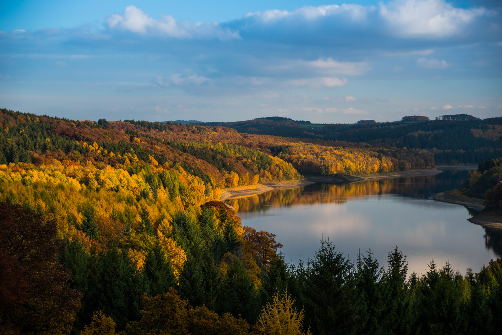 die Wiehltalsperre im Herbstkleid