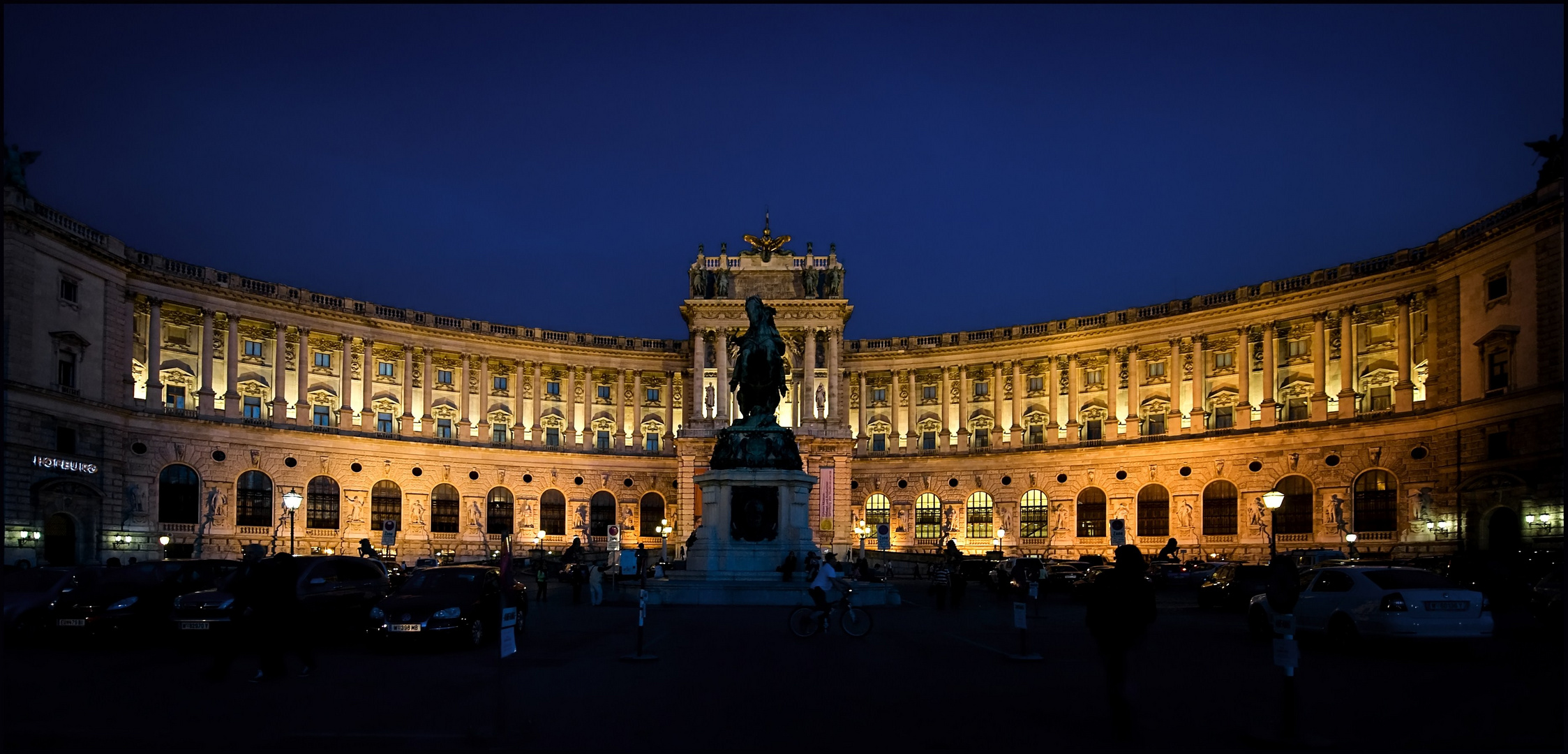 Die Wiener Hofburg bei Nacht