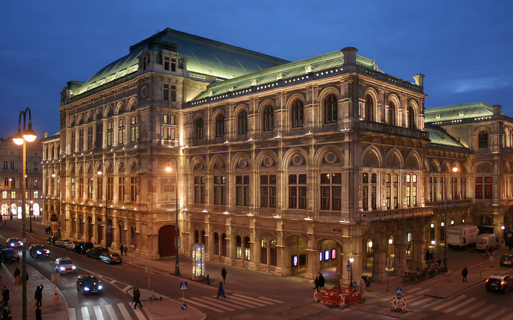 Die Wiener Staatsoper zur Blauen Stunde