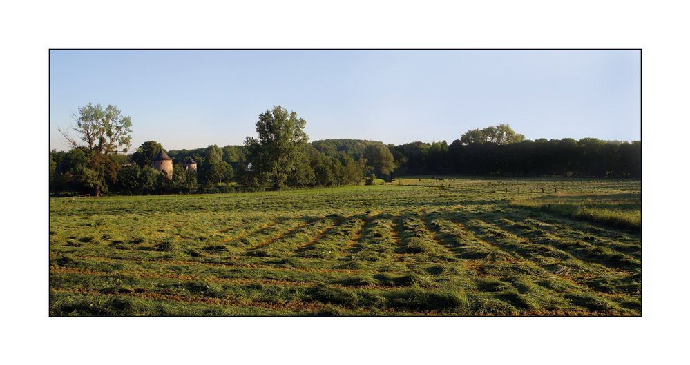 < Die Wiesen vor der Wasserburg Haus zum Haus >