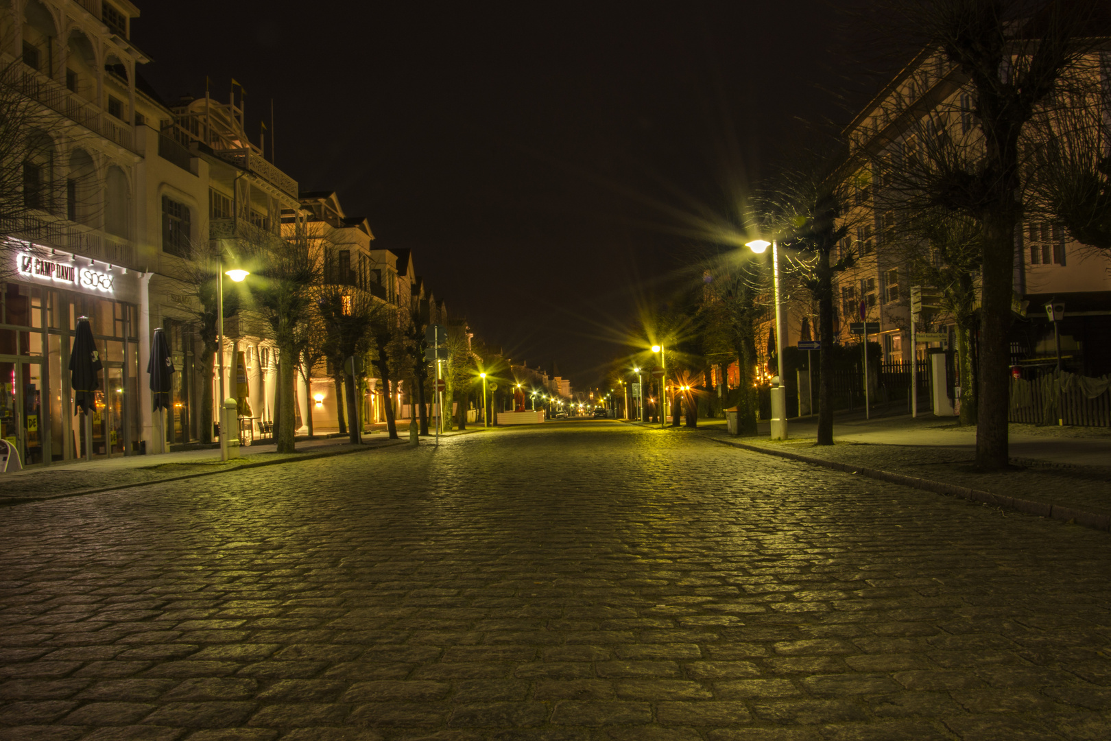 Die Wilhelm Strasse in Sellin am Abend.