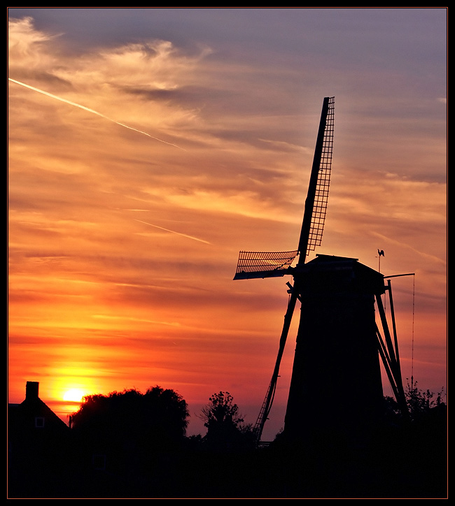Die Windmühle von Zuidzande im Abendrot