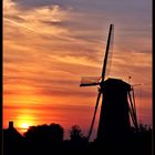 Die Windmühle von Zuidzande im Abendrot