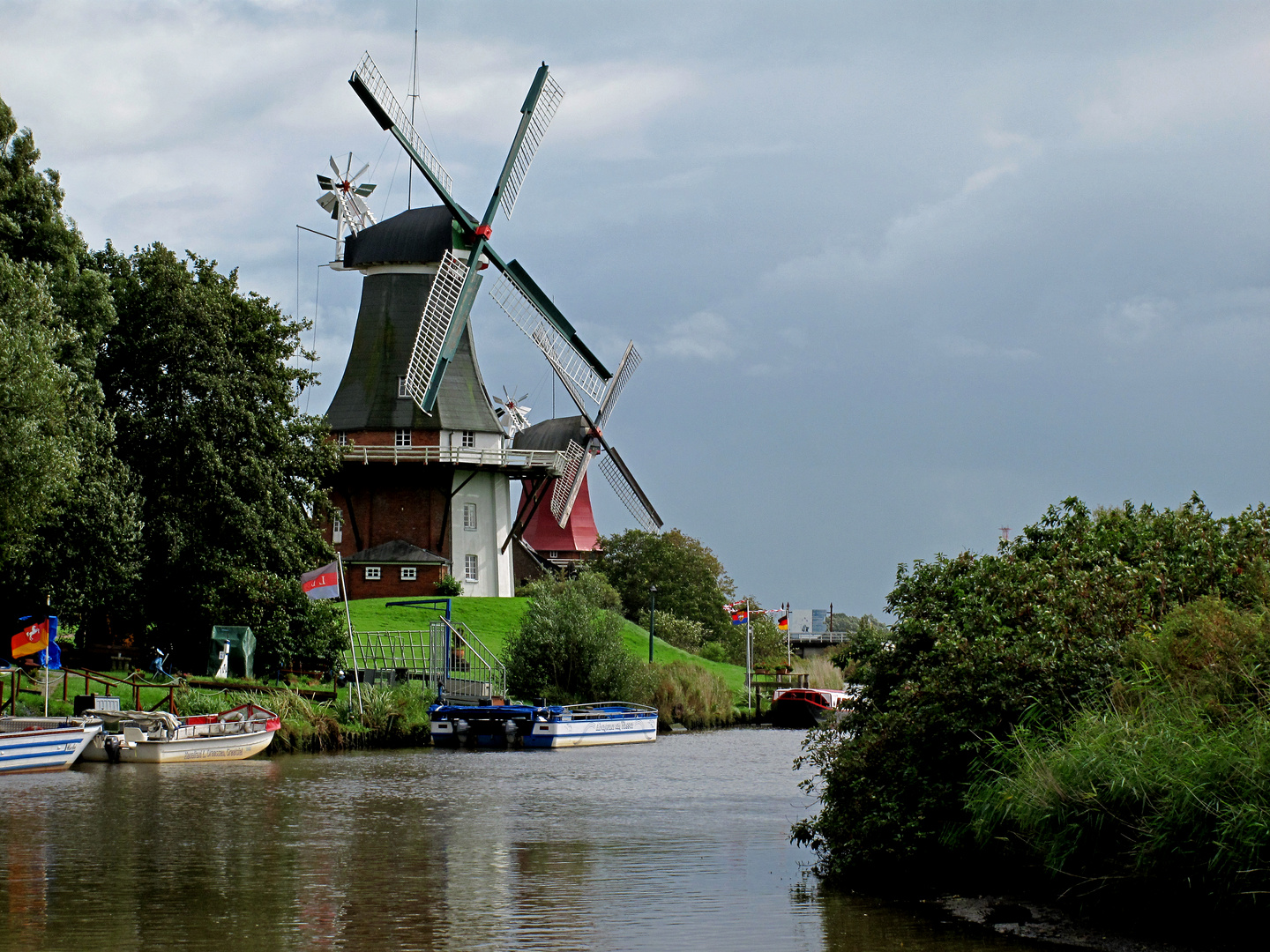 Die Windmühlen am Fluss