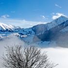 Die winterliche Bergwelt über dem Nebel ...