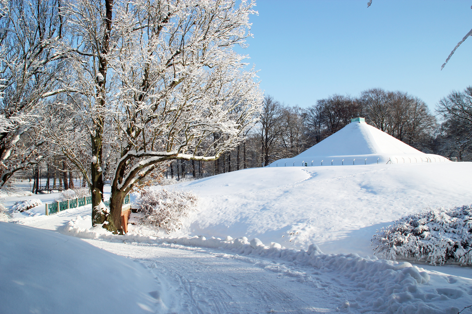 Die winterliche Landpyramide im Branitzer Park bei Cottbus