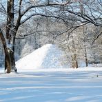 Die winterliche Seepyramide im Branitzer Park bei Cottbus