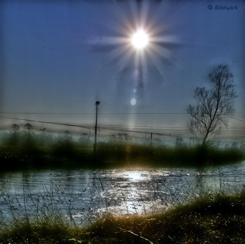 Die Wintersonne über dem Fluss