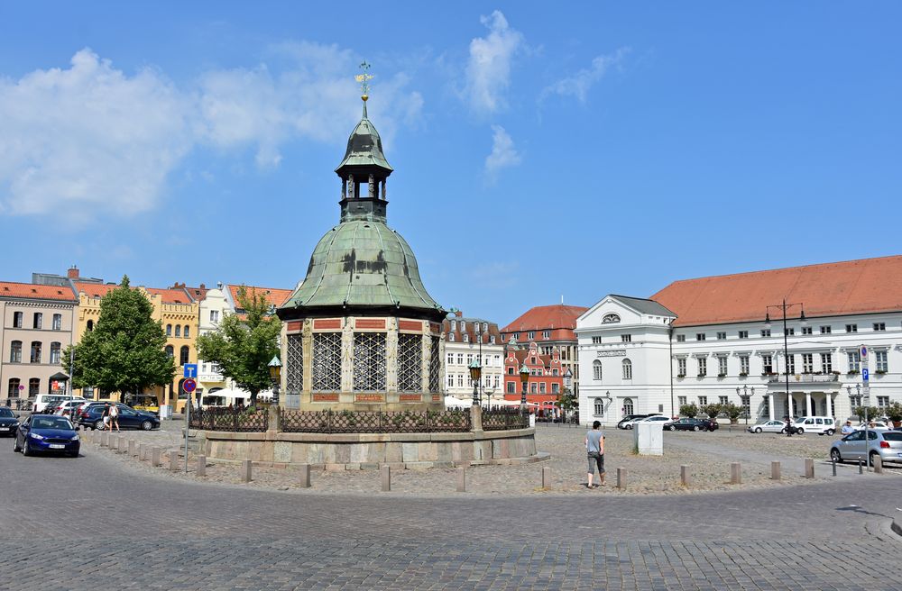 Die Wismarer Wasserkunst auf dem Marktplatz der Stadt