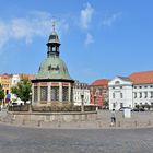 Die Wismarer Wasserkunst auf dem Marktplatz der Stadt