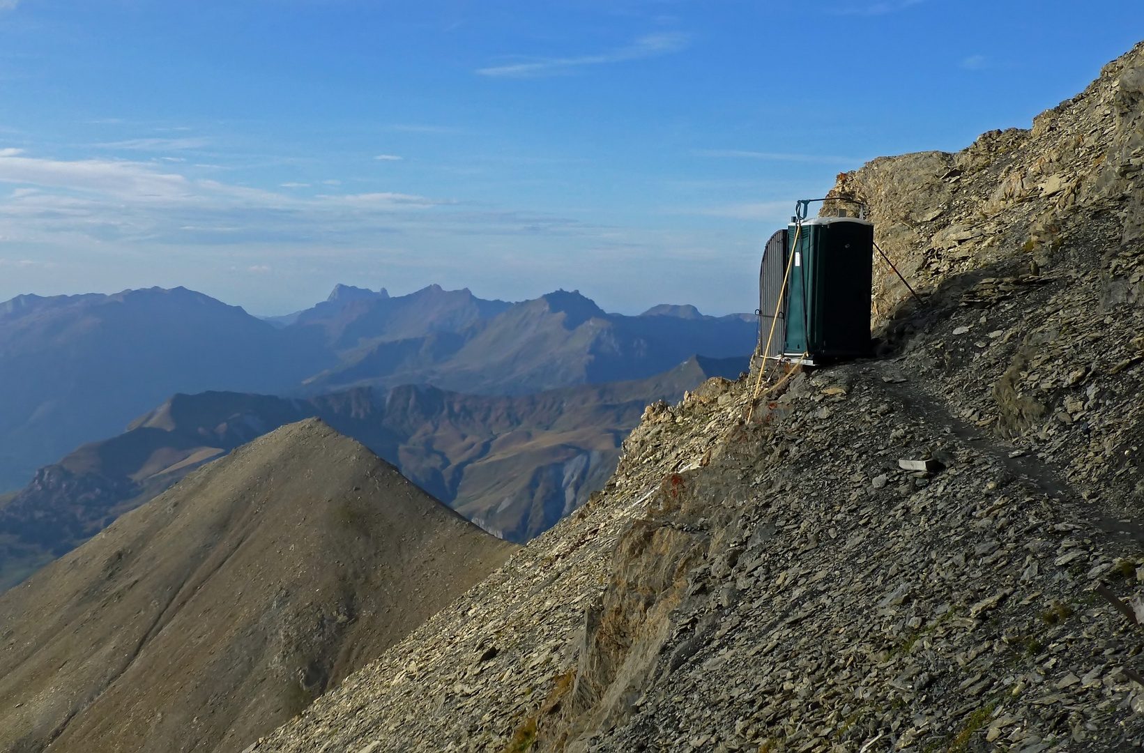 Die wohl luftigste Toilette in den Schweizer Alpen....