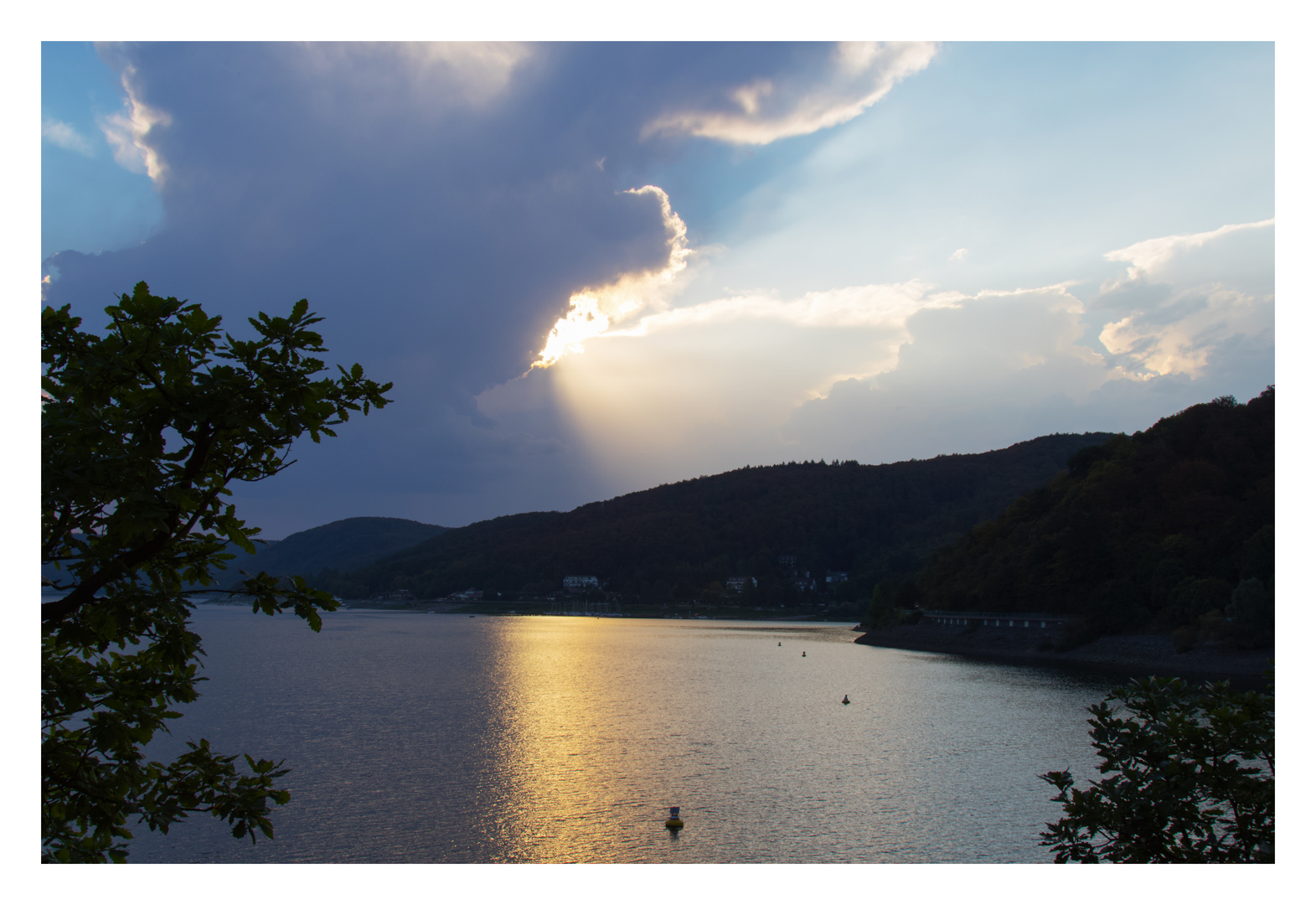 Die Wolke über dem See