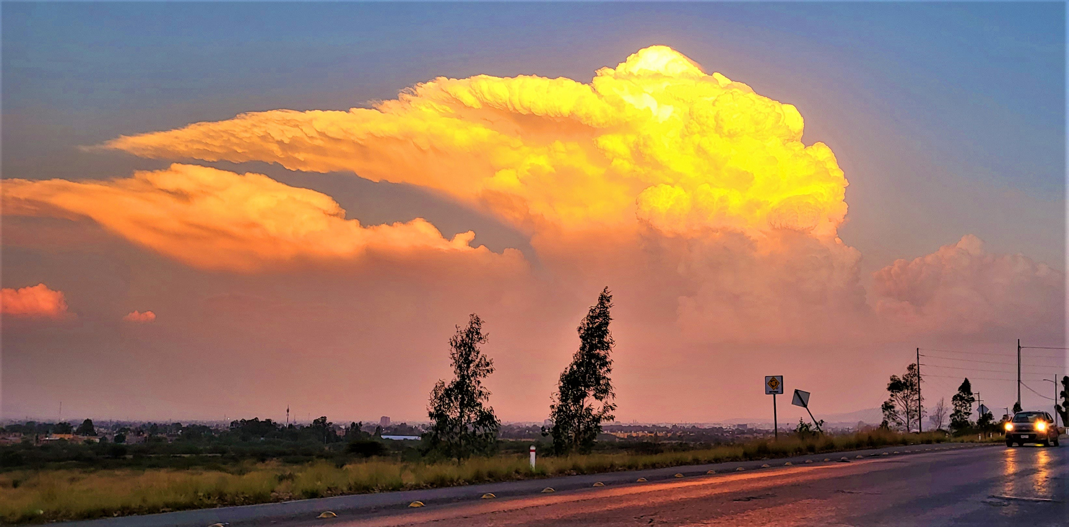 die Wolken kündigen etwas an