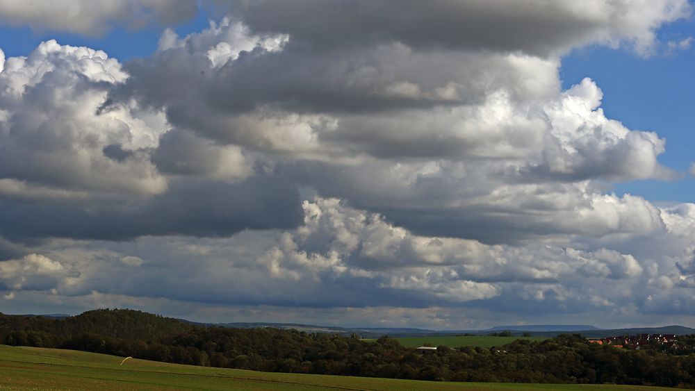 Die Wolken sind förmlich  "aufgeschichtet" über dem höchsten Gipfel...