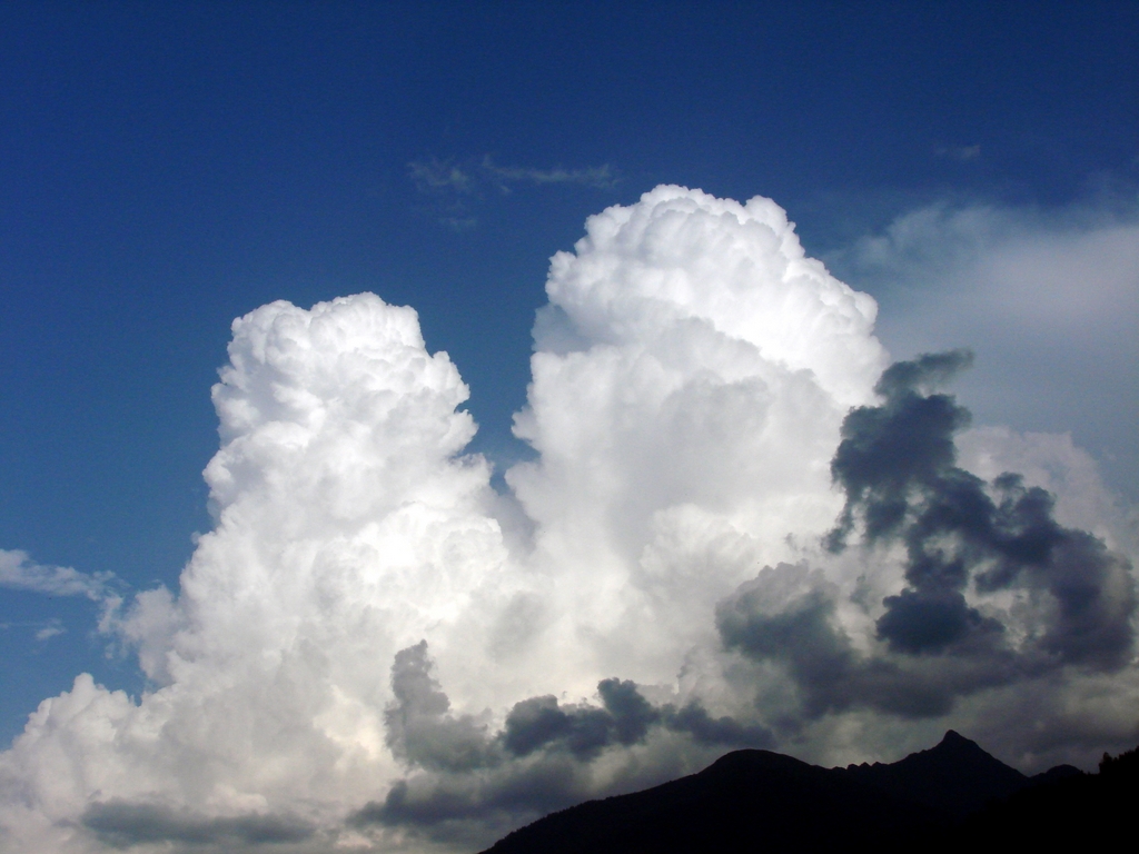 Die Wolken streiten sich schön oder schlecht Wetter