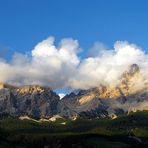 Die Wolken verschlingen die Berge