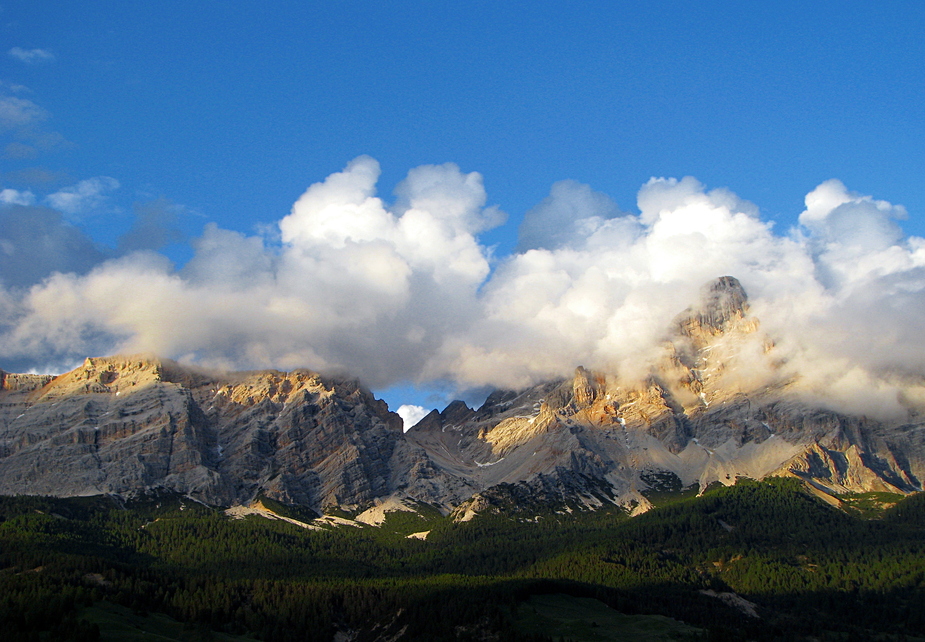 Die Wolken verschlingen die Berge