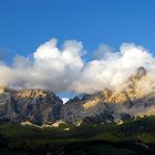 Die Wolken verschlingen die Berge