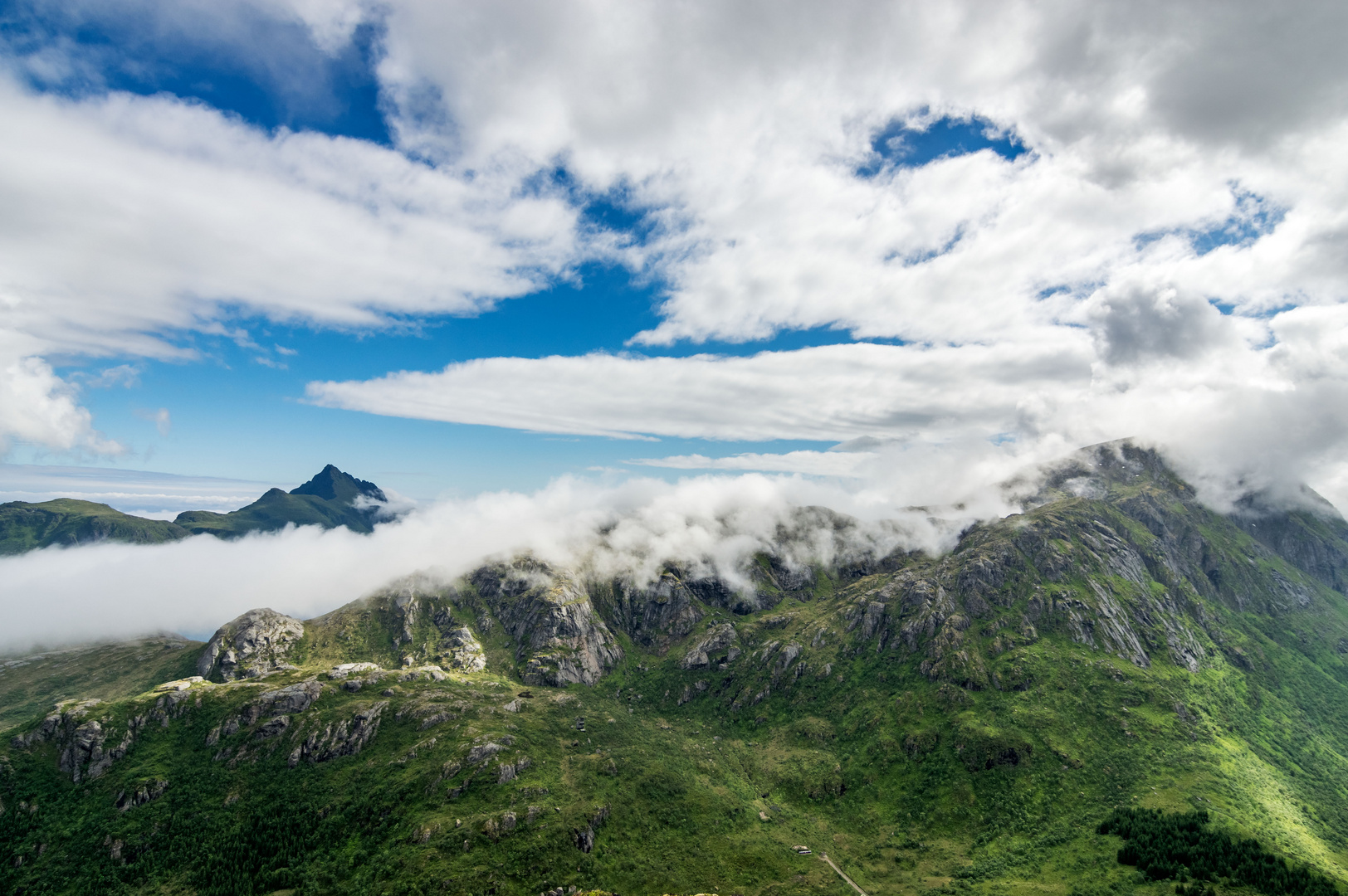 Die Wolken verschlingen die Berge