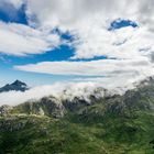 Die Wolken verschlingen die Berge