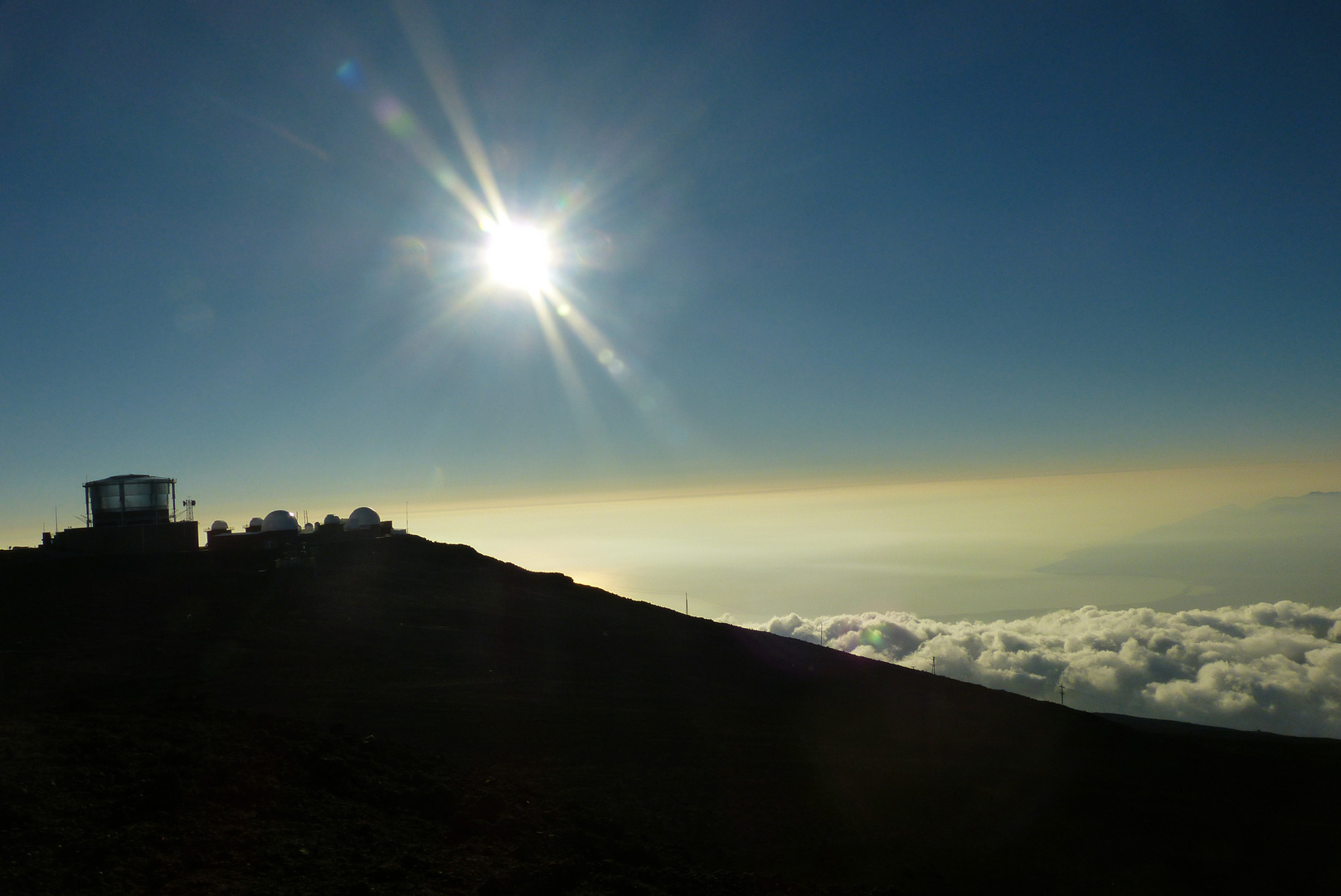 Die Wolken waren Tief unter dem Haleakalá Observatorien, Maui.