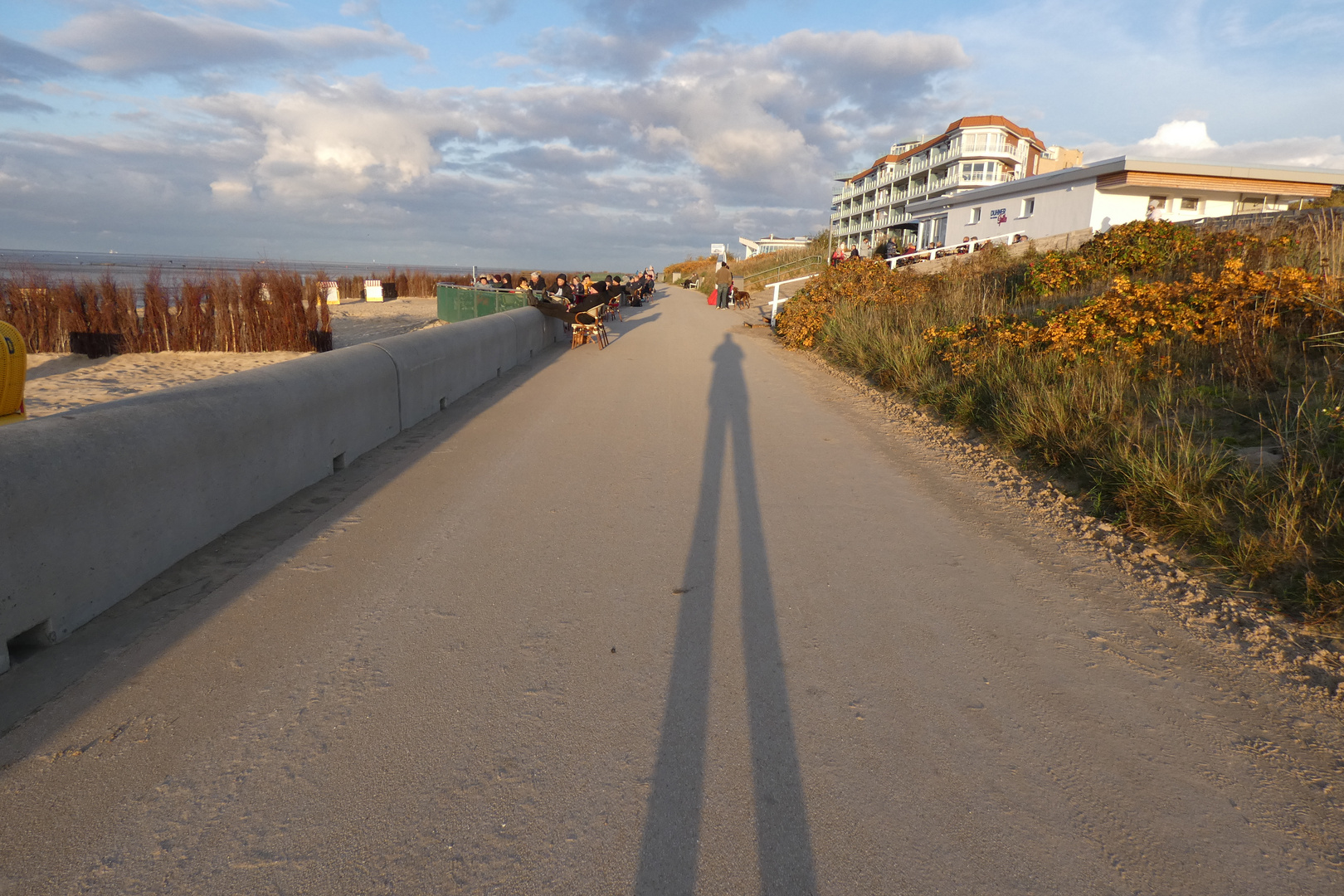 die wolken werden dicker und die schatten länger.