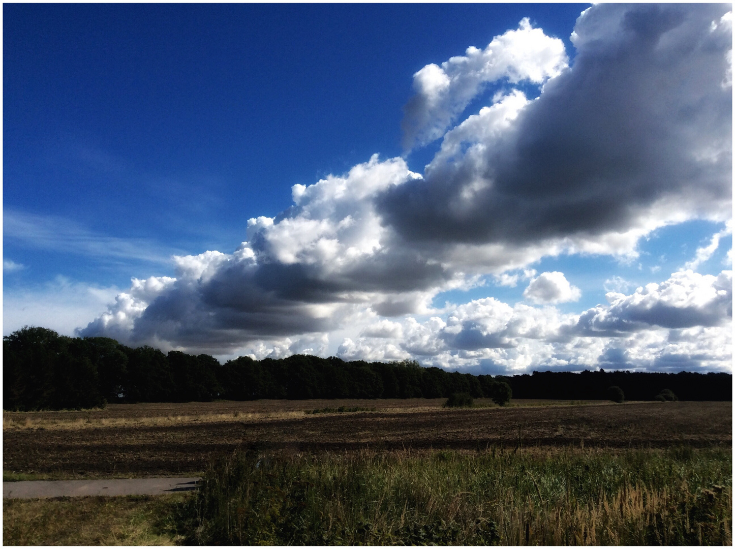 Die Wolken ziehen quer über das Land.....