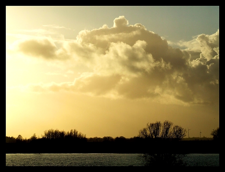 ...die Wolken ziehn übers Land...