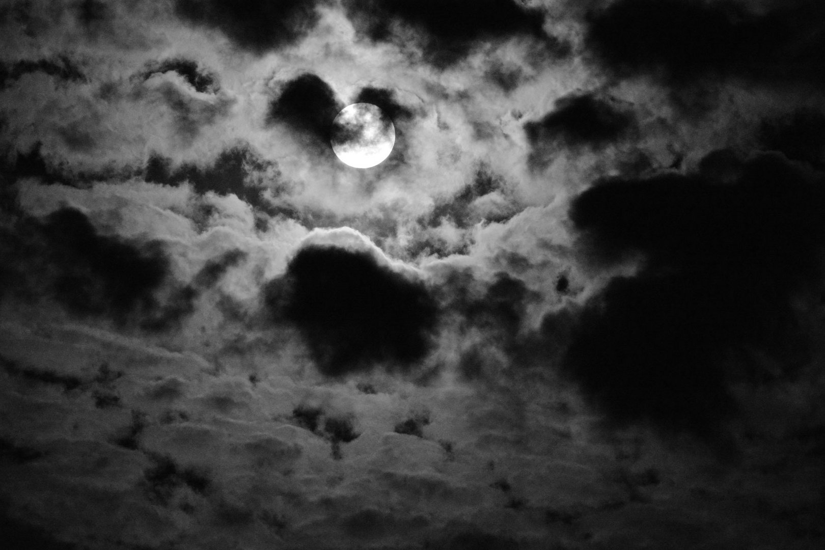 Die Wolkenstimmung gestern Abend mit dem Mond