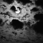 Die Wolkenstimmung gestern Abend mit dem Mond