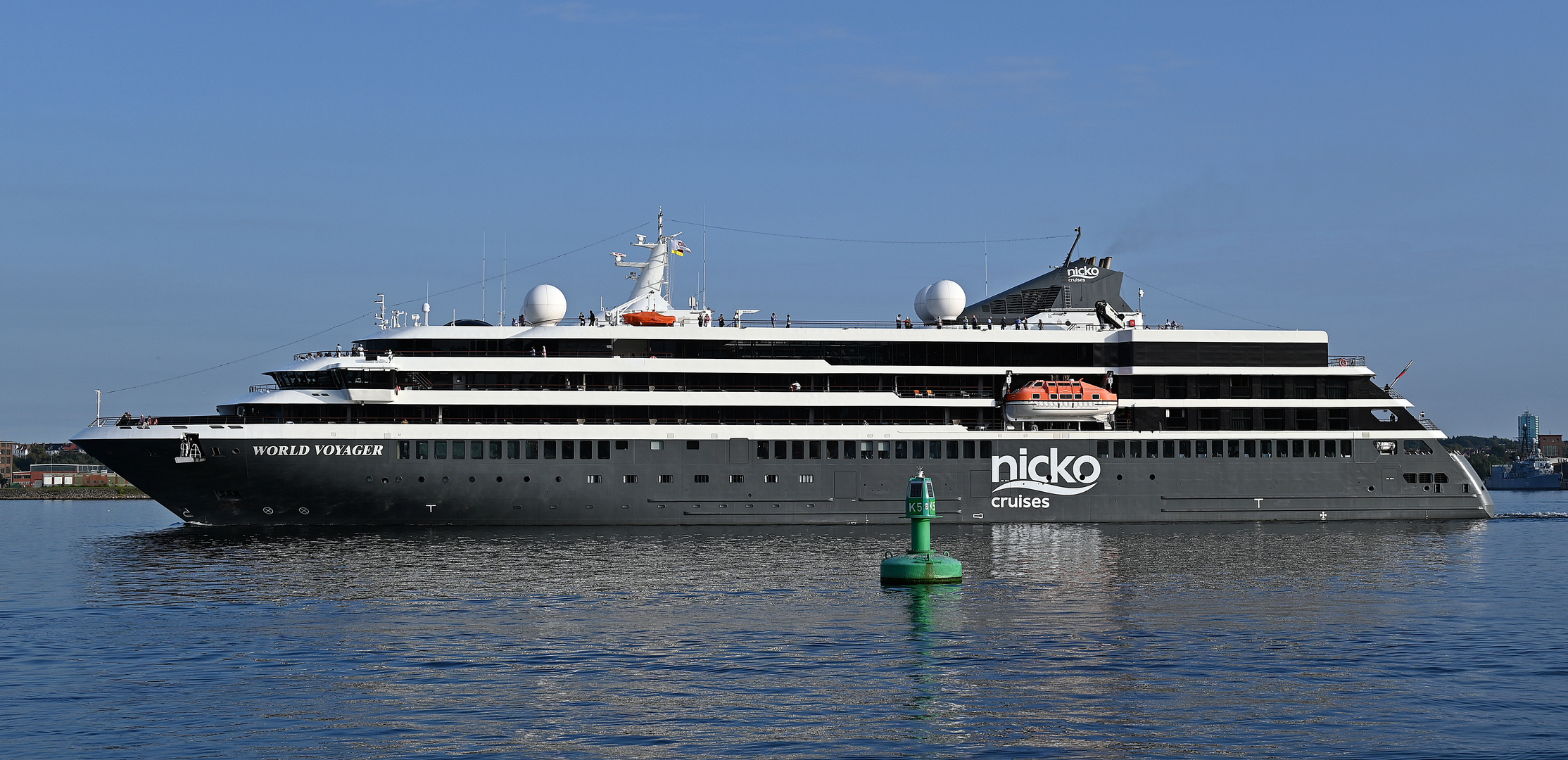 Die WORLD VOYAGER verlässt den Kieler Hafen