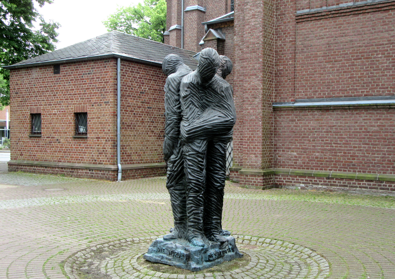 Die Würde des Menschen ist unantastbar. Foto & Bild unterwegs, denkmal, langenfeld Bilder auf