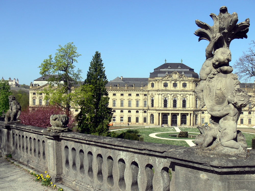 Die Würzburger Residenz und im Hintergrund macht sich die Festung Marienberg ganz klein