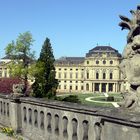 Die Würzburger Residenz und im Hintergrund macht sich die Festung Marienberg ganz klein