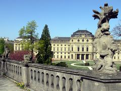 Die Würzburger Residenz und im Hintergrund macht sich die Festung Marienberg ganz klein