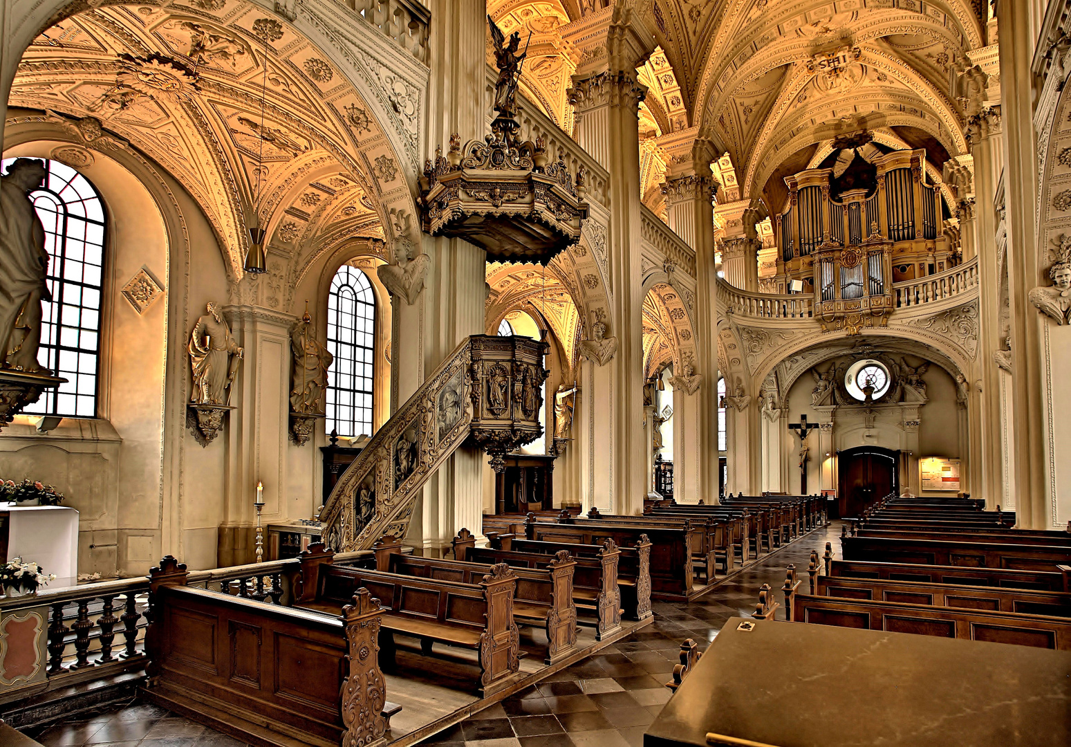 die wunderbare St. Andreas Kirche in Düsseldorf