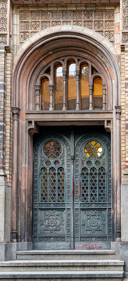 Die  wunderschoene  Eingangstuer  der Synagoge