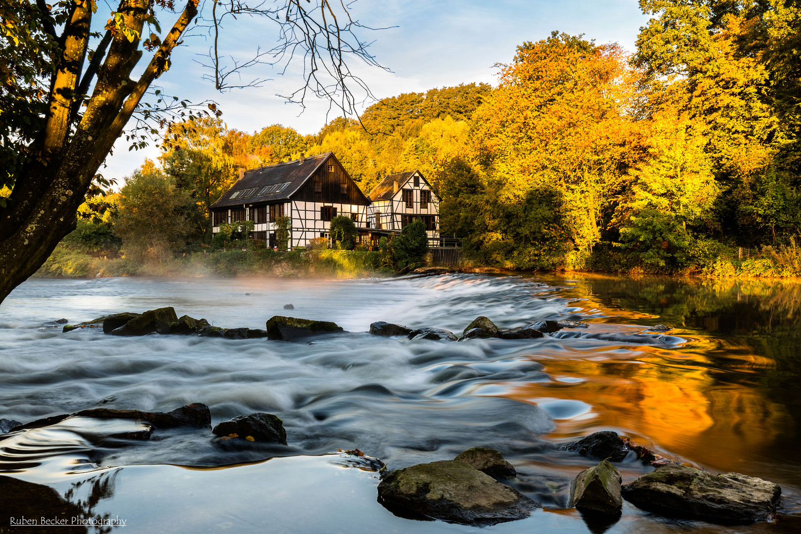 Die Wupper am frühen Herbstmorgen