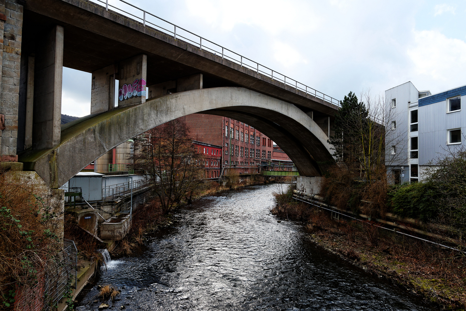 die Wupper eingezwängt in Beton und Mauerwerk