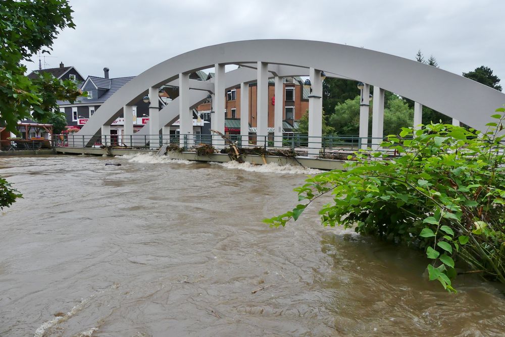 Die Wupperbrücke im Leichlinger Zentrum ...