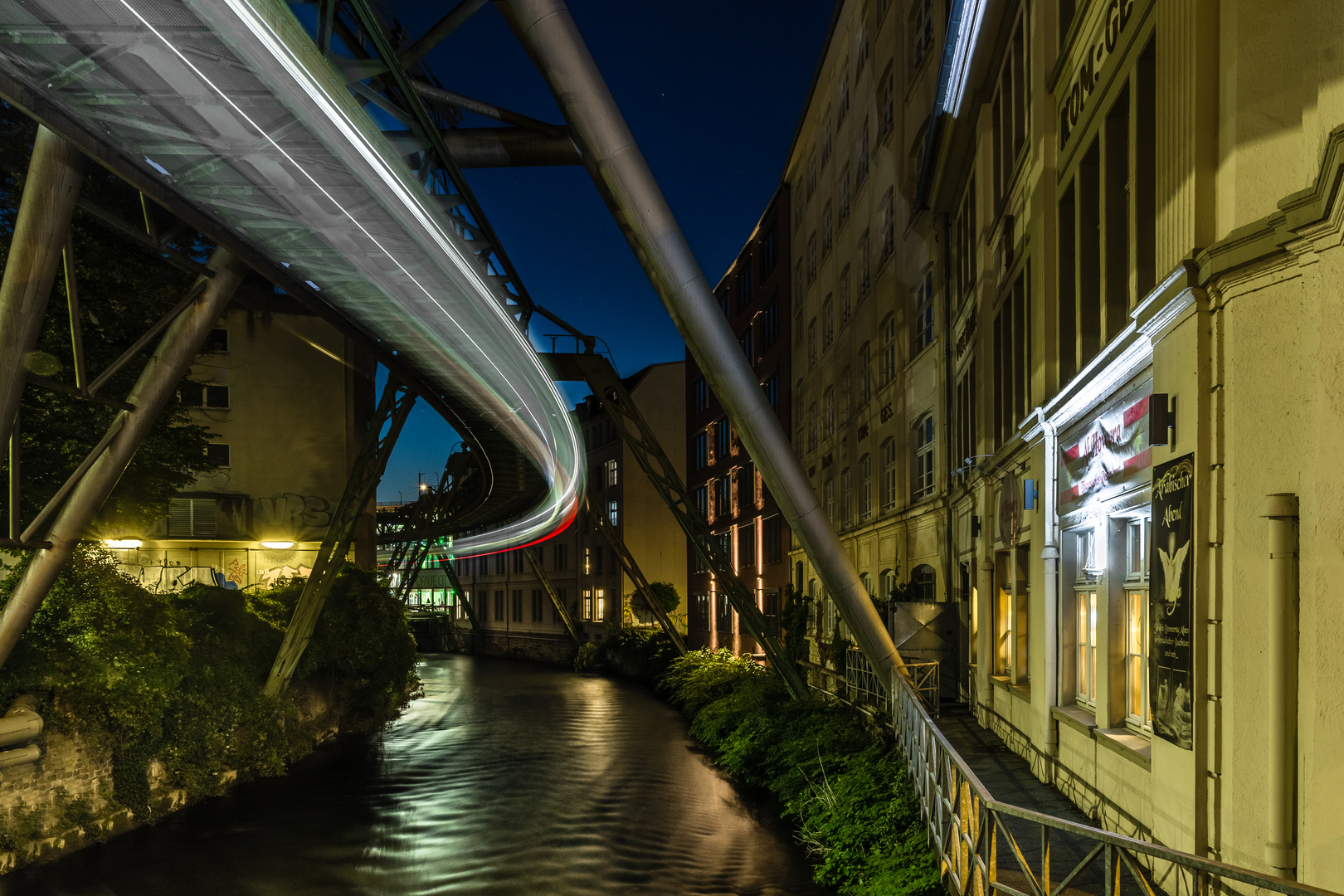 Die Wuppertaler Schwebebahn bei Nacht