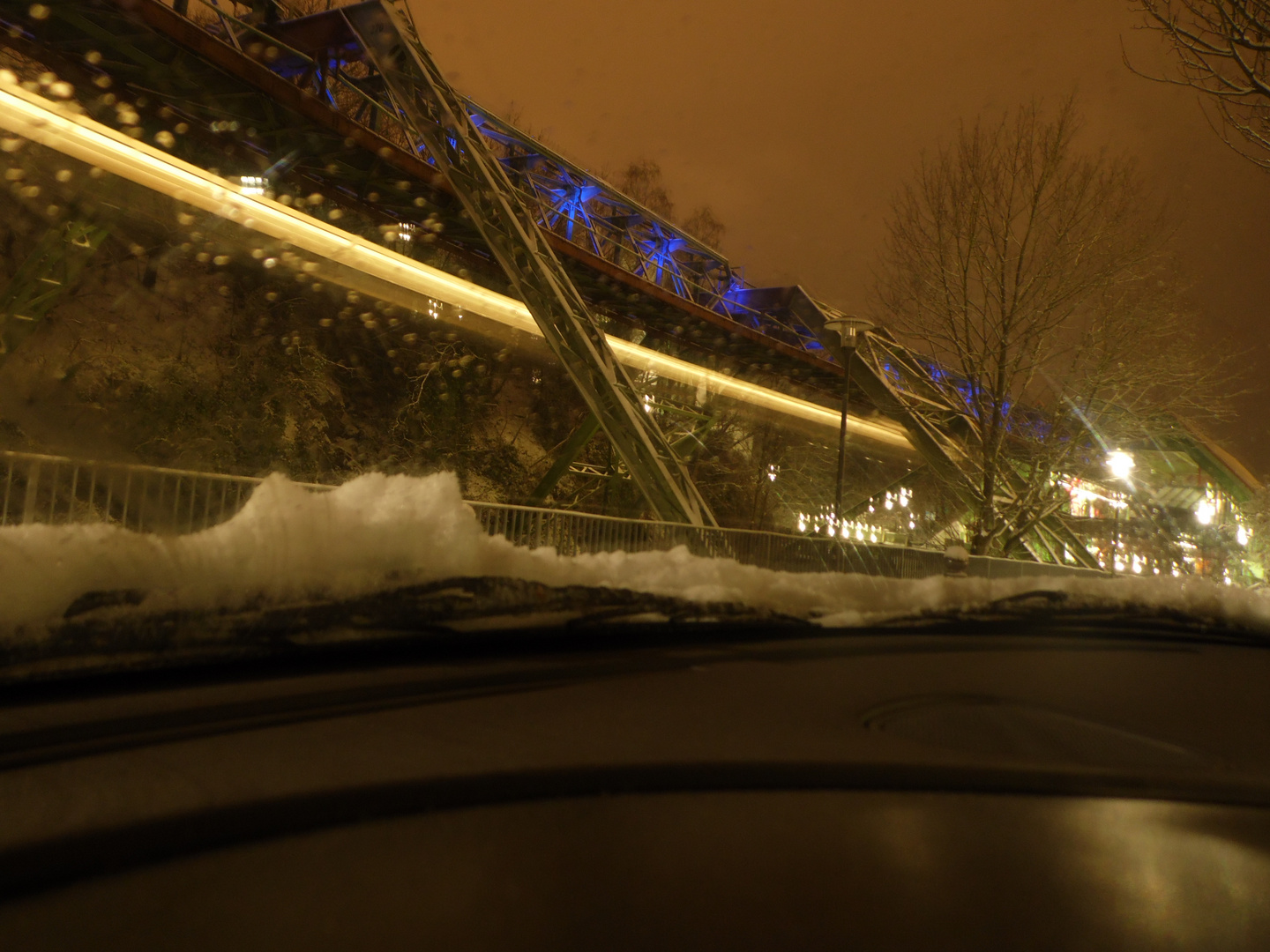 Die Wuppertaler Schwebebahn bei Nacht im Winter