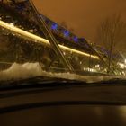 Die Wuppertaler Schwebebahn bei Nacht im Winter