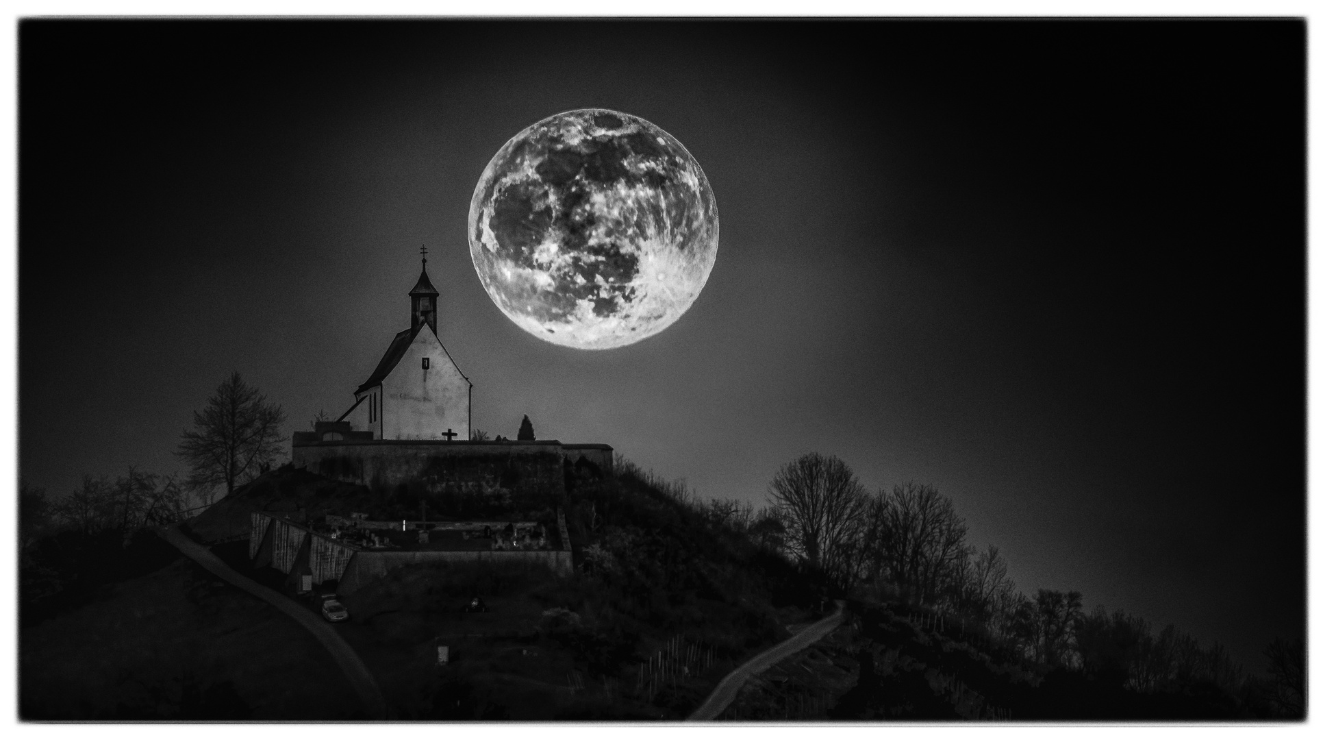 Die Wurmlinger Kapelle im Mondlicht