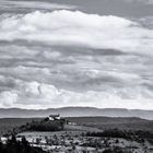 Die Wurmlinger Kapelle vor der Schwäbischen Alb