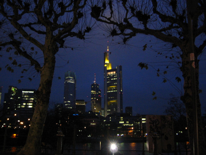 Die Wurzel Frankfurts bei Nacht